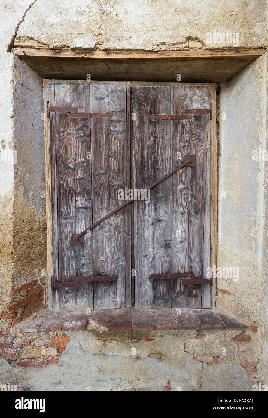 Finestra chiusa con persiane di legno Foto Stock