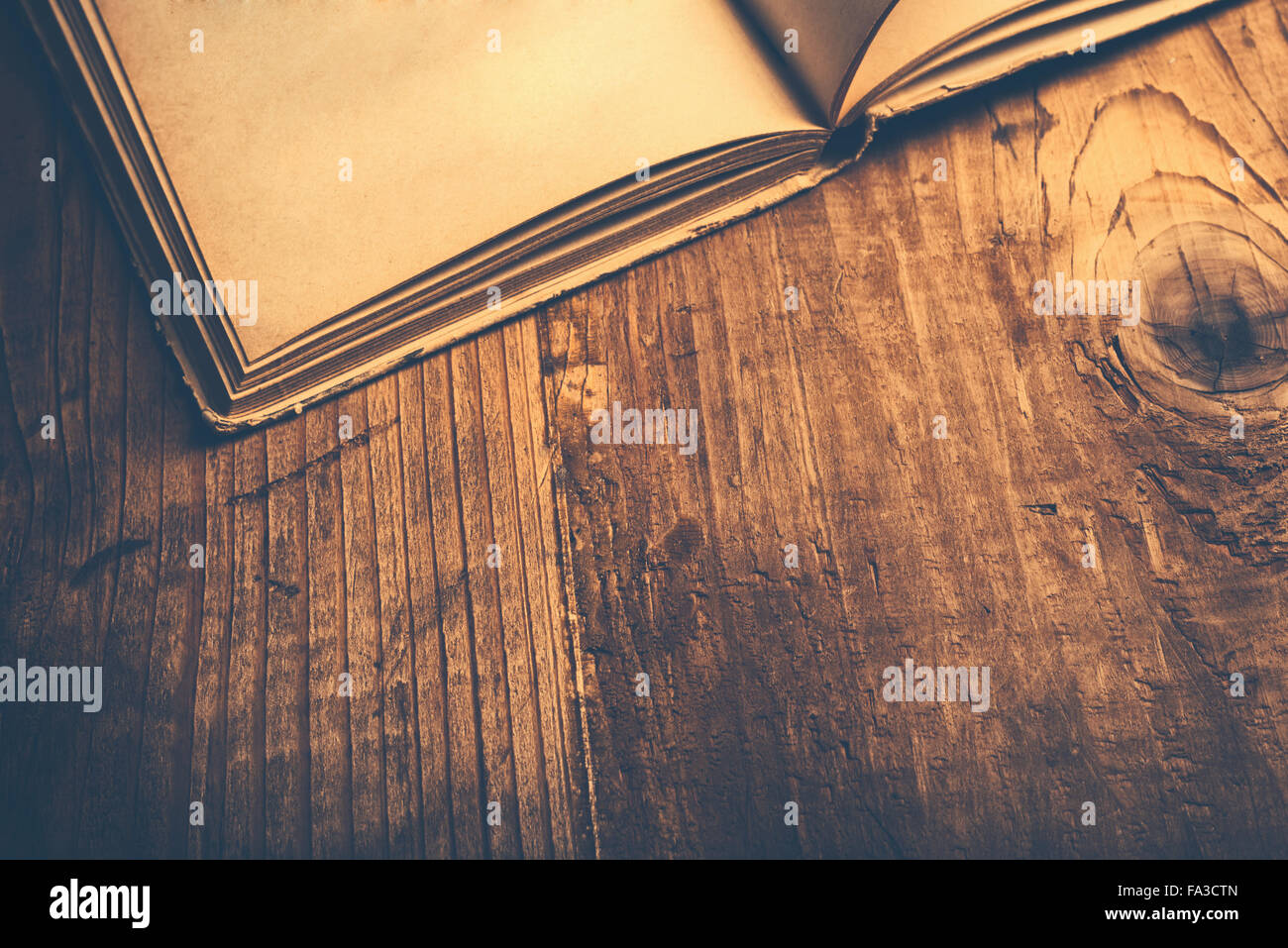 Vecchio libro libreria in legno scrivania, dai toni rétro immagine, il fuoco selettivo Foto Stock