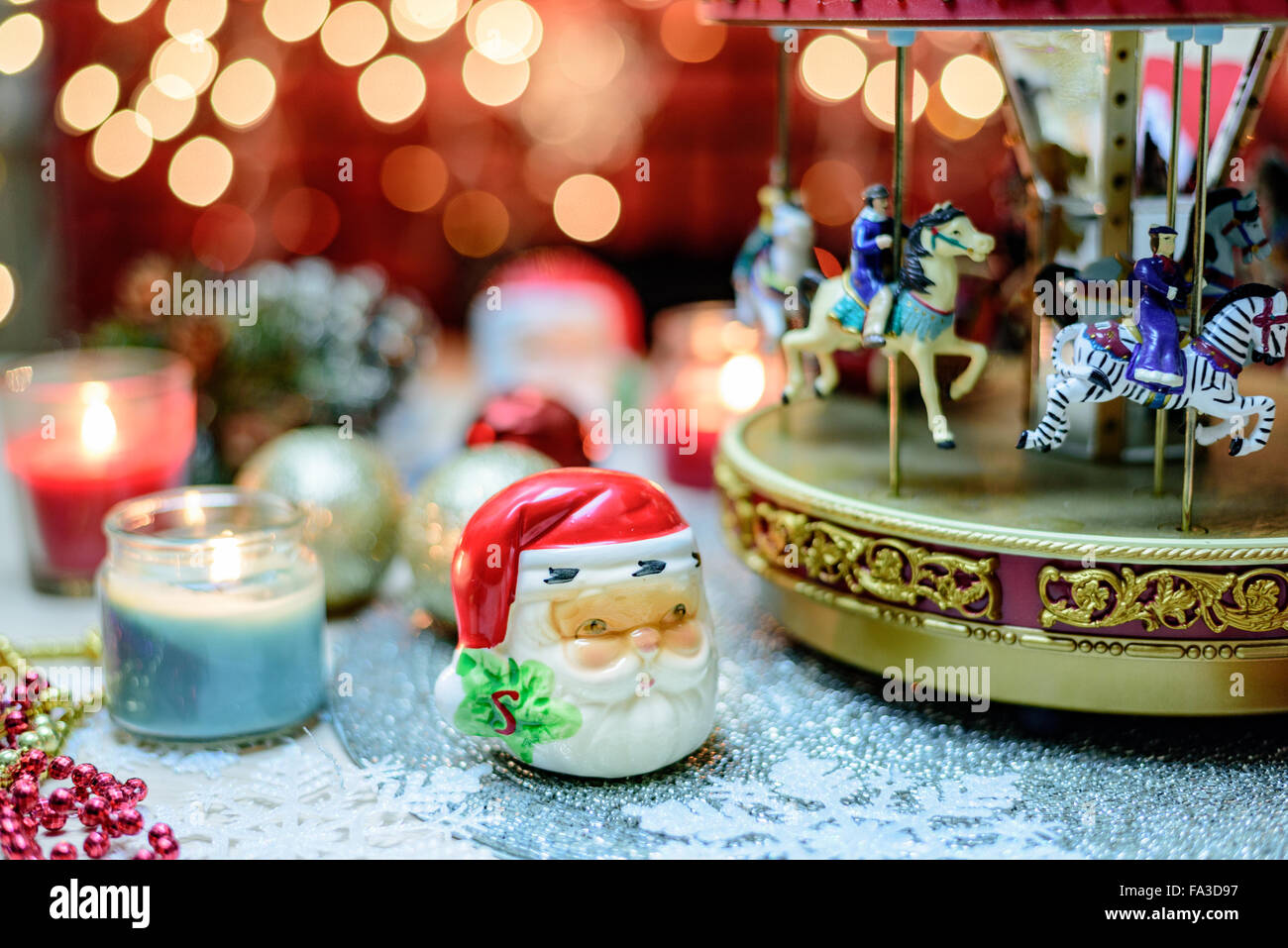 Merry Go Round e candele decorazione di Natale Foto Stock