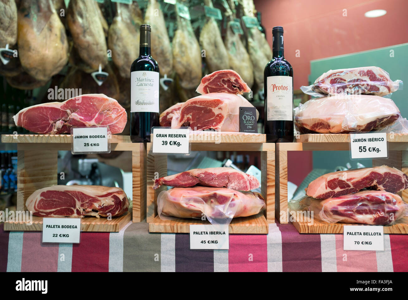 La carne in vendita in stallo di Mercato San Sebastian in Spagna Foto Stock