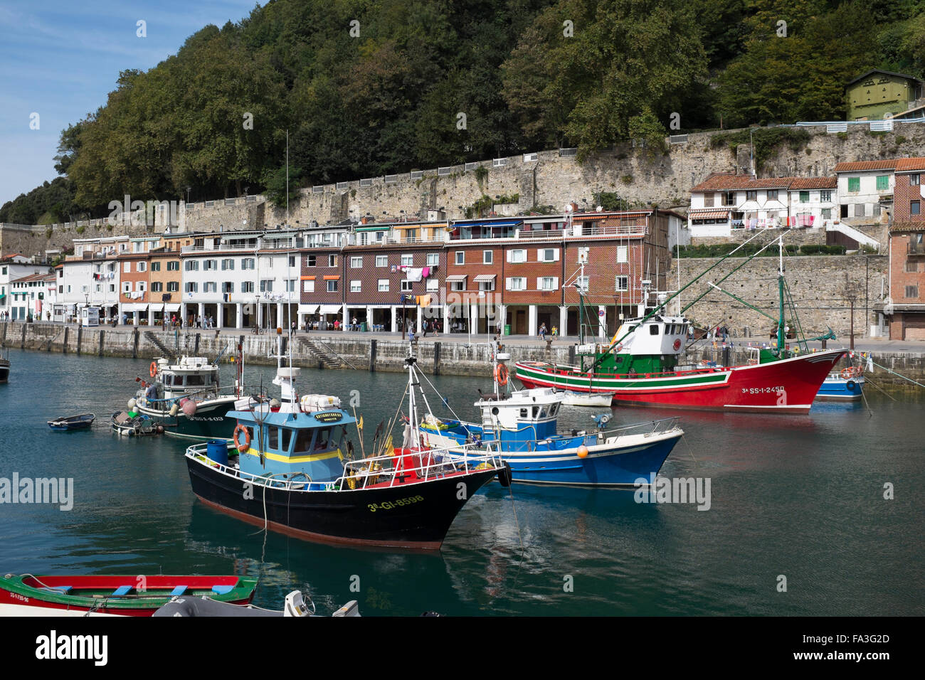 Barche da pesca tradizionali nel porto di San Sebastian Foto Stock