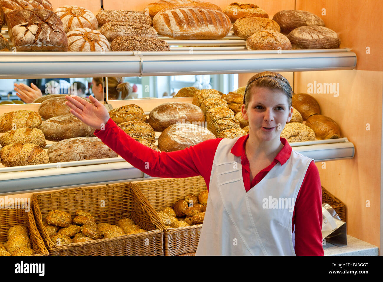 Il venditore in una panetteria. Foto Stock