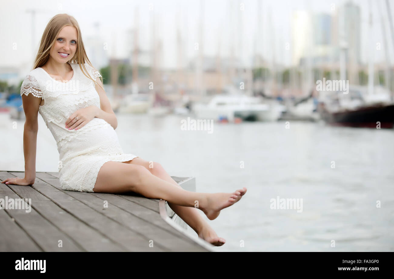 Udienza gravidanza donna al porto di mare Foto Stock