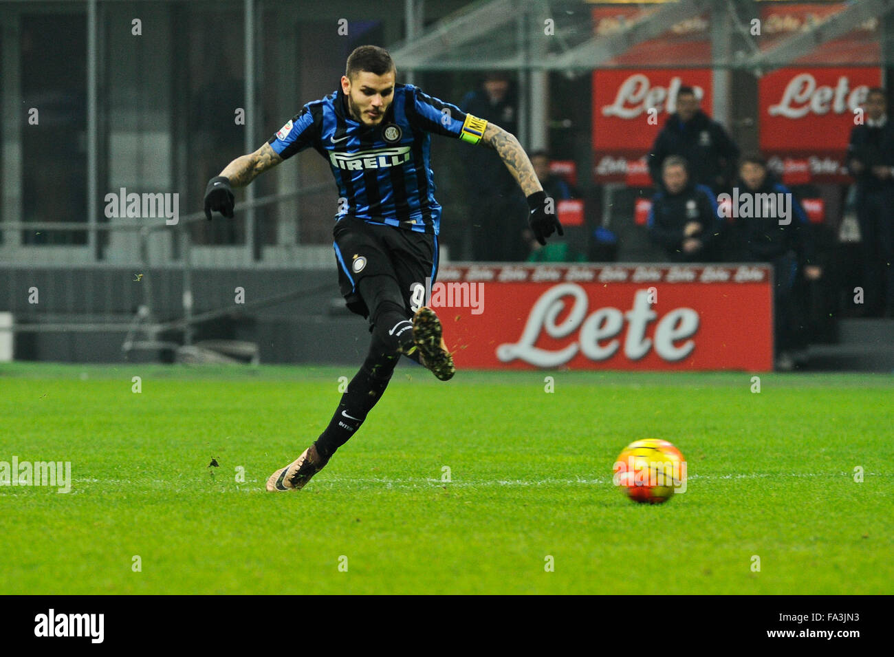 Milano, Italia. Dicembre 20th, 2015. Mauro Icardi di FC Inter in azione durante la Serie A italiana League Soccer match tra Inter e Milan e SS Lazio a San Siro di Milano, Italia. Credito: Gaetano Piazzolla/Alamy Live News Foto Stock