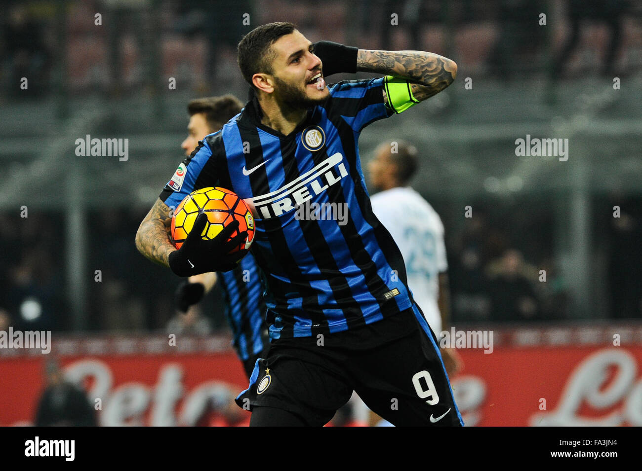 Milano, Italia. Dicembre 20th, 2015. Mauro Icardi di FC Inter nel celebrare il cliente durante la Serie A italiana League Soccer match tra Inter e Milan e SS Lazio a San Siro di Milano, Italia. Credito: Gaetano Piazzolla/Alamy Live News Foto Stock