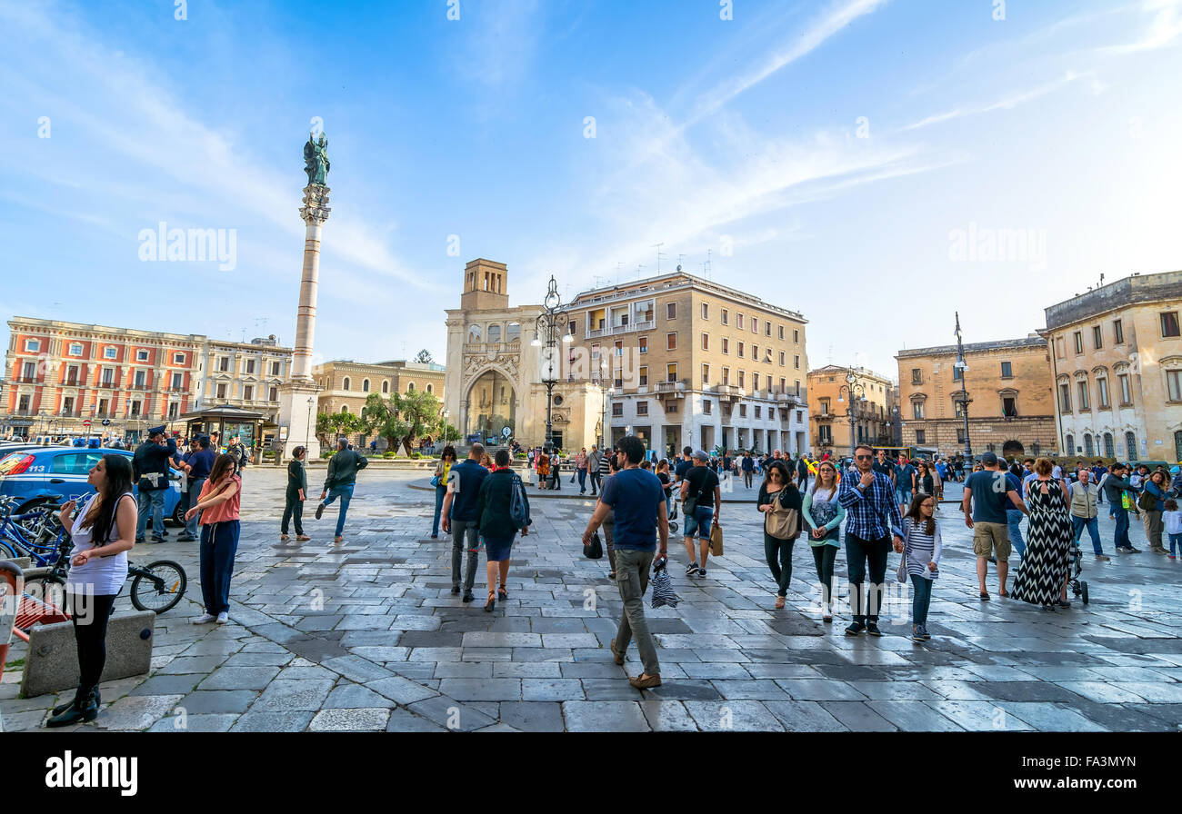 Piazza principale gremita di gente del posto e i turisti a Lecce, Italia. Foto Stock