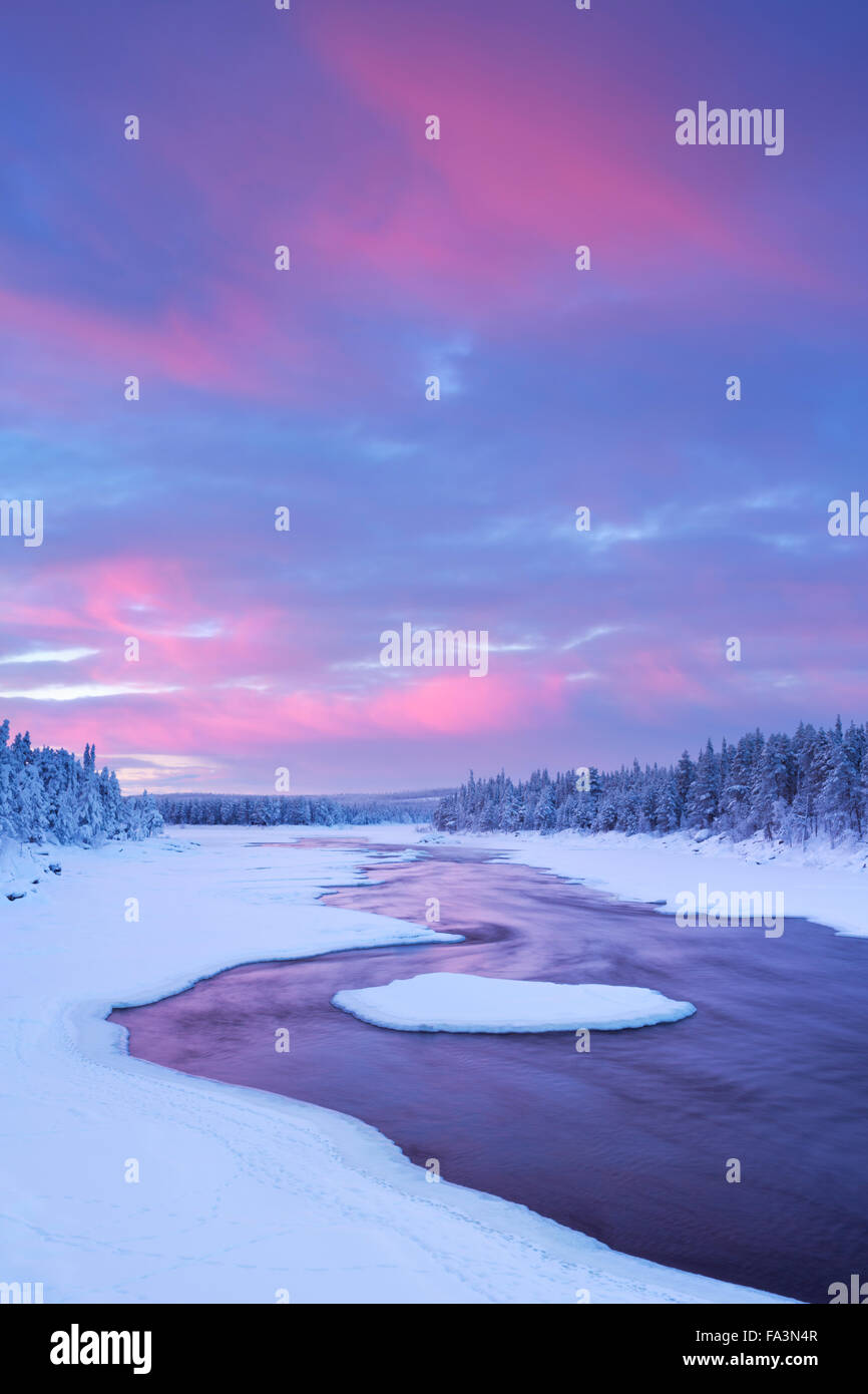 Un rapido in un fiume in un paesaggio invernale. Fotografato alla Äijäkoski rapide nel fiume Muonionjoki in Lapponia finlandese a su Foto Stock