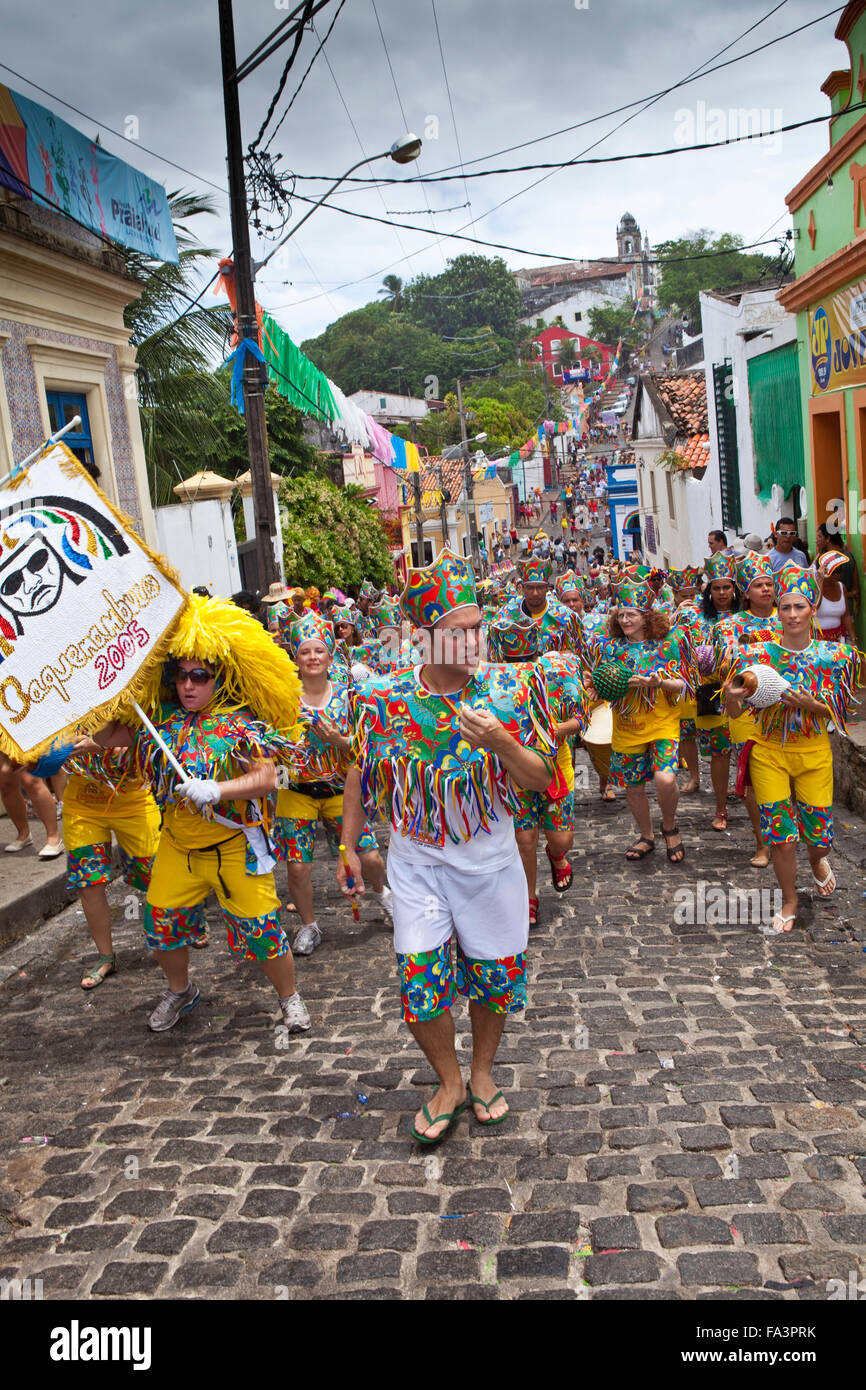 Troupe di Carnevale nelle strade di Olinda, Pernambuco, Brasile nord-orientale Foto Stock