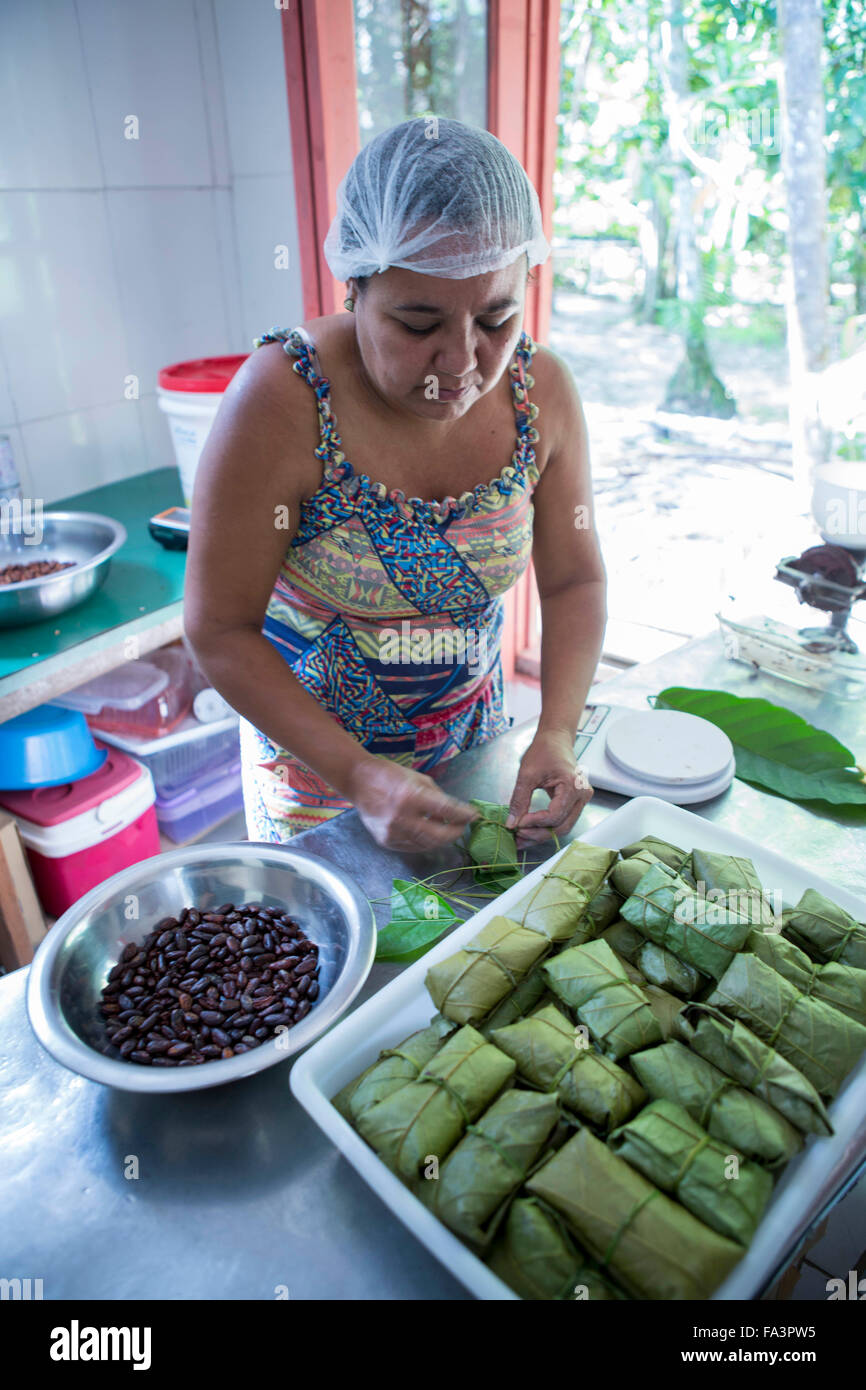 Donna che prepara il cioccolato dal cacao (cacao) raccolto in casa nella foresta pluviale amazzonica brasiliana, Belem, Para, Brasile Foto Stock