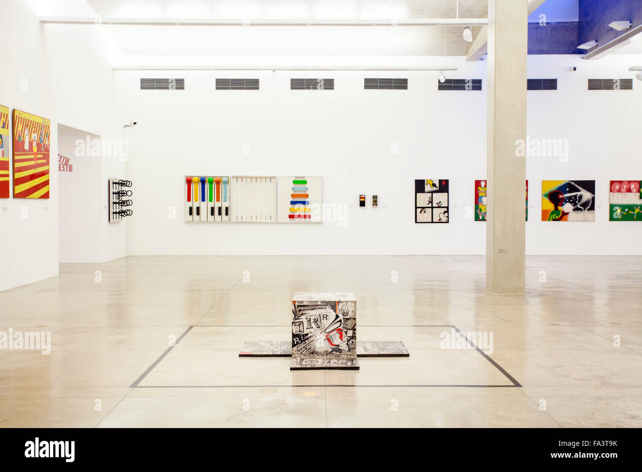 Galleria interna nel Museo di Arte Contemporanea di San Paolo (MAC), San Paolo, Brasile, Sud America Foto Stock