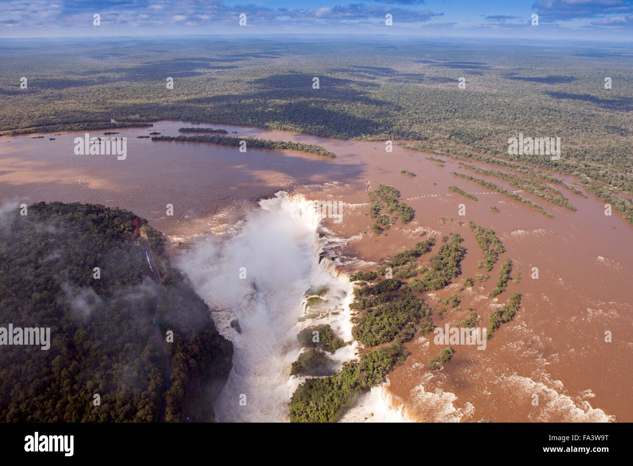 Vista aerea del fiume Iguassu, Iguassu Falls National Park e la Gola del Diavolo sulla frontiera di Argentina e Brasile Foto Stock