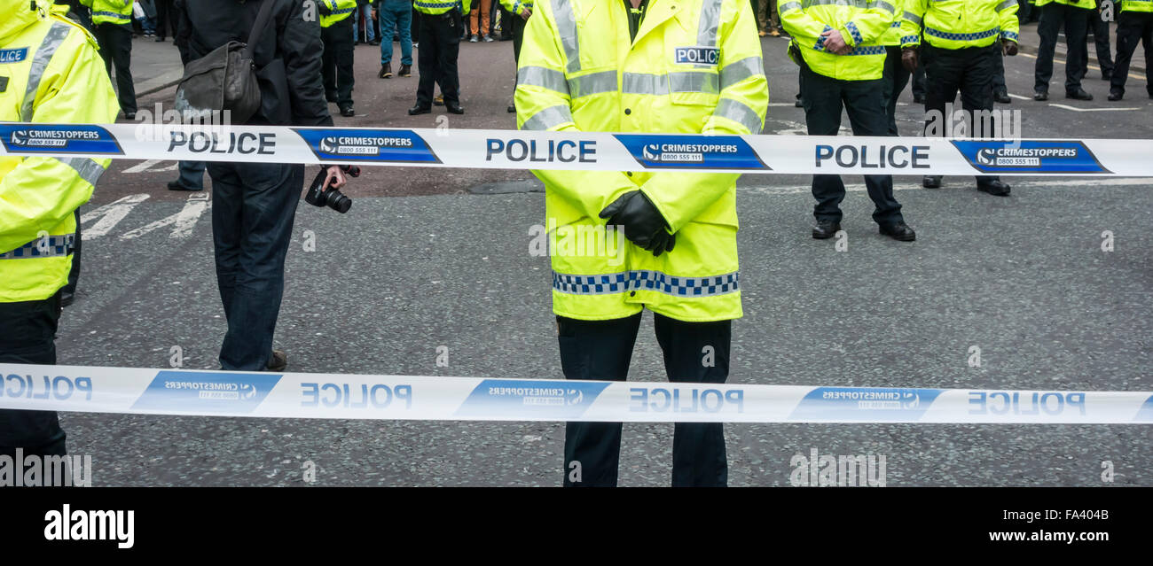 Linea di polizia il nastro a dimostrazione della città Foto Stock