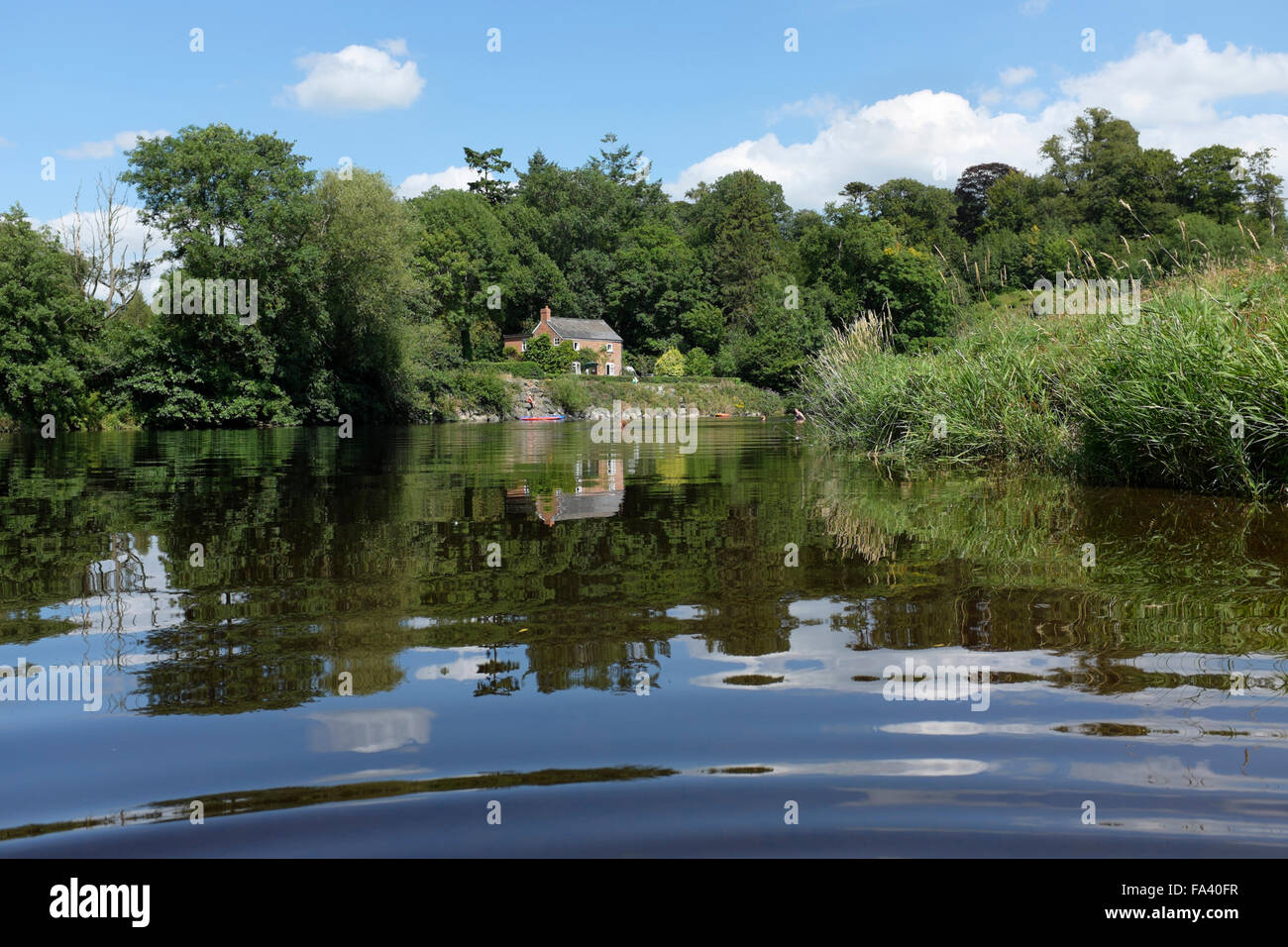 Il fiume Wye vicino a Hay-on-Wye su una giornata d'estate in agosto è un luogo popolare per il nuoto selvatico Foto Stock