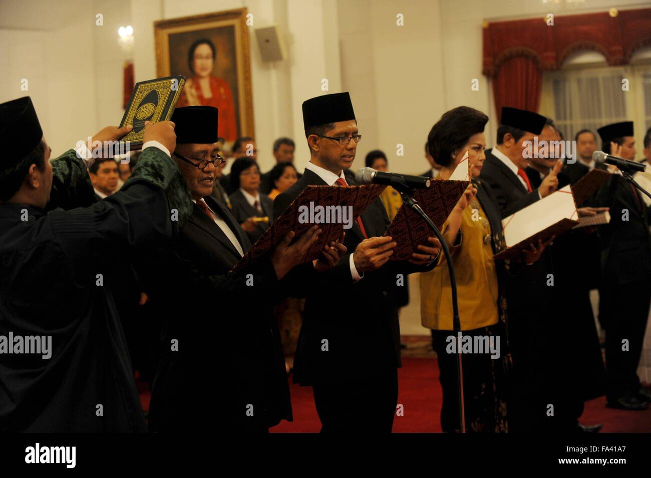 Jakarta, Indonesia. Xxi Dec, 2015. In Indonesia i corruzione eradicazione Commision (KPK) nuovi leader Agus Raharjo (2 L), Laode Muhammad Syarif (3 L) e Basaria Panjaitan (4 L) assistere ad una inaugurazione nel Palazzo Presidenziale di Jakarta, Indonesia, 21 dicembre 2015. In Indonesia i Casa Commissione III giovedì ha votato per una nuova leadership KPK per una maggiore attenzione sulla prevenzione della corruzione. Credito: Agung Kuncahya B./Xinhua/Alamy Live News Foto Stock