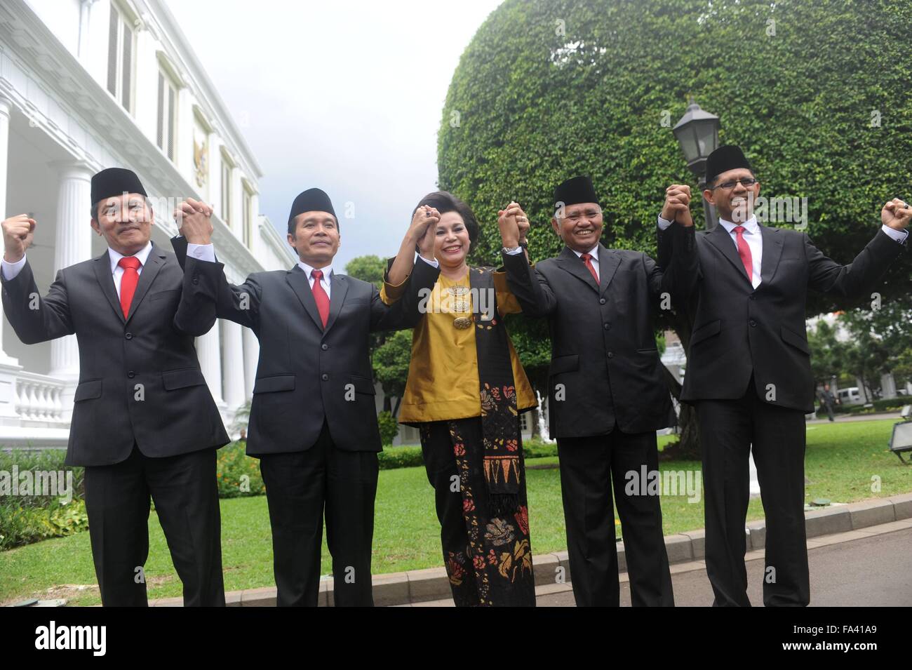 Jakarta, Indonesia. Xxi Dec, 2015. In Indonesia i corruzione eradicazione Commision (KPK) nuovi leader Saut Situmorang, Alexander Marwata, Basaria Panjaitan, Agus Raharjo e Laode Muhammad Syarif (da L a R) posano per una foto di gruppo prima di un inaugurazione nel Palazzo Presidenziale di Jakarta, Indonesia, 21 dicembre 2015. In Indonesia i Casa Commissione III giovedì ha votato per una nuova leadership KPK per una maggiore attenzione sulla prevenzione della corruzione. Credito: Agung Kuncahya B./Xinhua/Alamy Live News Foto Stock