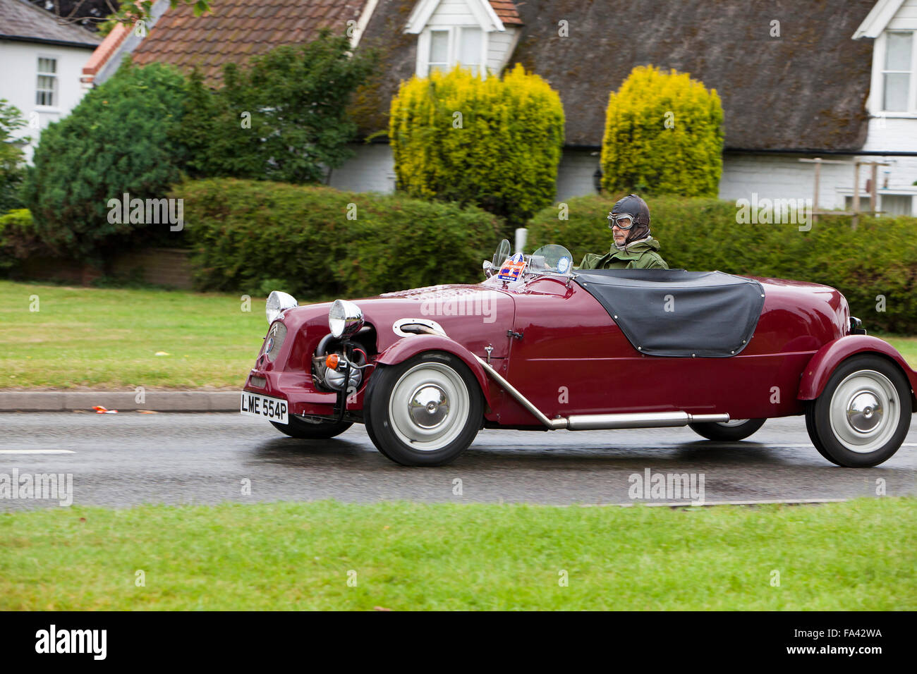 Citroen Lomax, kit auto, guida attraverso Martham village Foto Stock