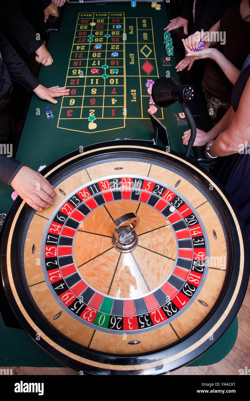 La ruota della roulette in gioco durante il casinò a tema per evento di festa Foto Stock