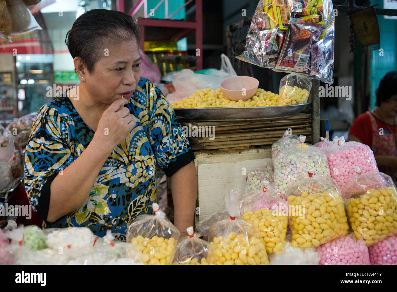 Pressione di stallo di mercato e street cibo viene preparato nella Chinatown di Bangkok, Thailandia. Yaowarat, Bangkok Chinatown, è il mondo più r Foto Stock