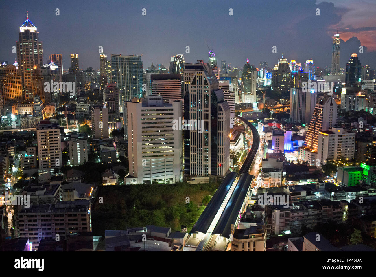 Verticale, viste di Sukhumvit Road, sky train, Westin Sheraton e grattacieli dal Sofitel Bangkok Sukhumvit. Bangkok. Tailandia Foto Stock