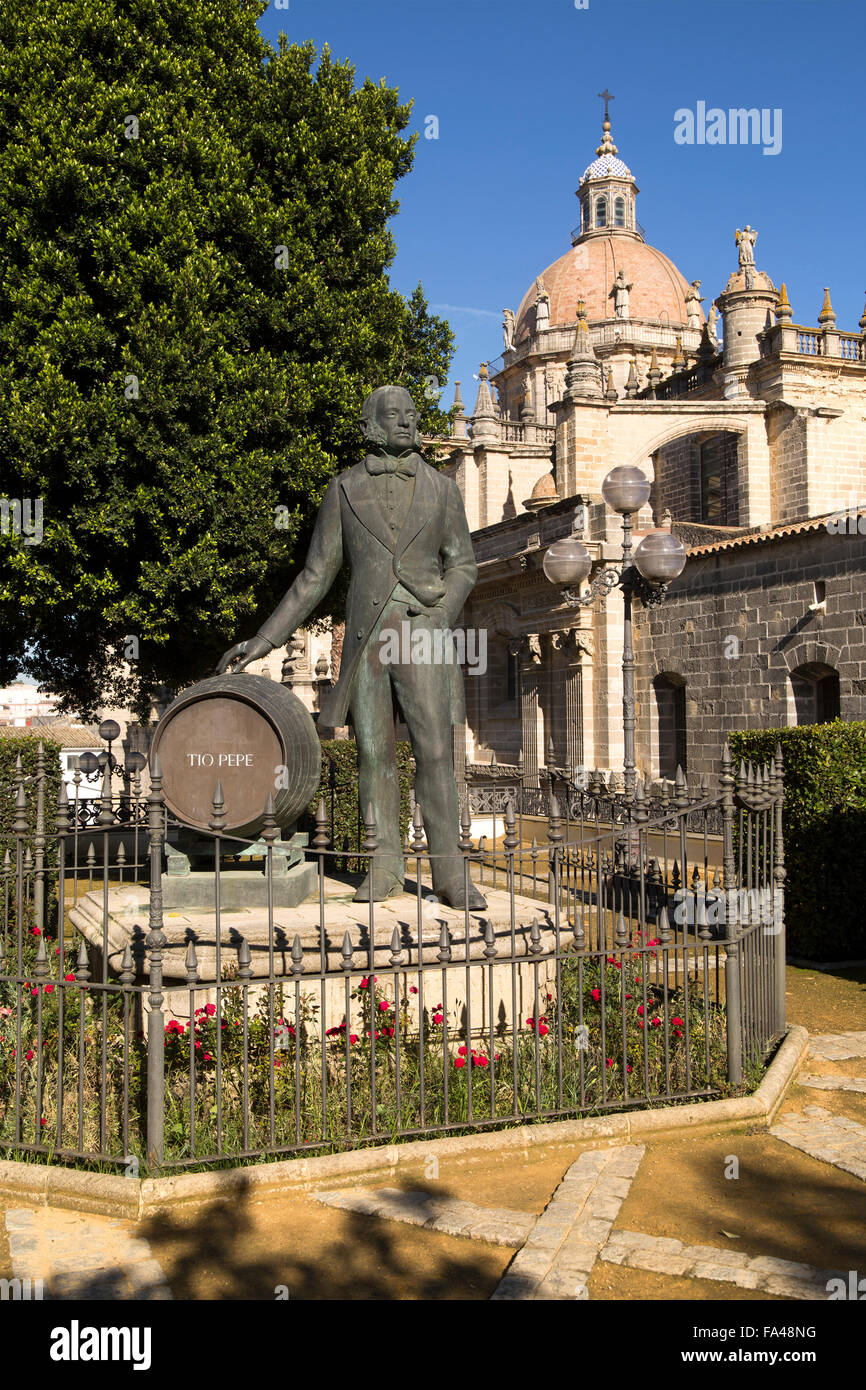 Chiesa Cattedrale di Jerez de la Frontera, la provincia di Cadiz Cadice, Spagna Con Tio Pepe statua Foto Stock