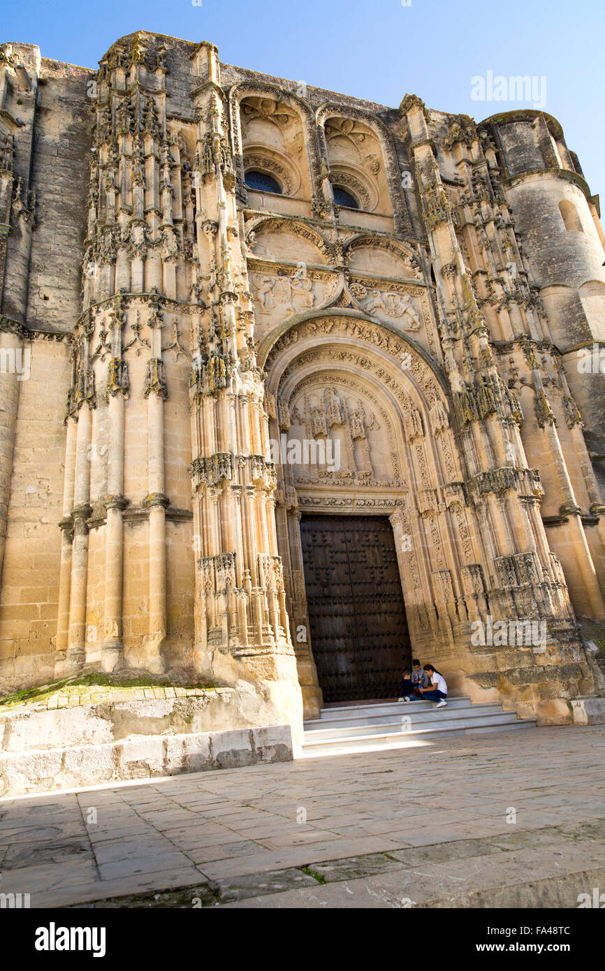 Facciata gotica e porta la chiesa di Santa Maria de la Asunción, villaggio di Arcos de la Frontera, Spagna Foto Stock