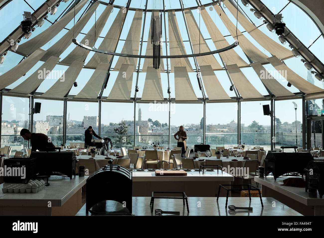 Gerusalemme, Israele. Il 21 dicembre, 2015. Il Blaustein Hall, situato sul tetto del centro Shimshon è coperto da una cupola di vetro con 180 grado vista panoramica di Gerusalemme la città vecchia e la torre di Davide. Israeliano del Turismo Ministro Yariv Levin ha ospitato una pre-natale la reception per i leader delle chiese e comunità cristiane in Israele presso il Centro Shimshon, Beit Shmuel, in Gerusalemme. Credito: Nir Alon/Alamy Live News Foto Stock