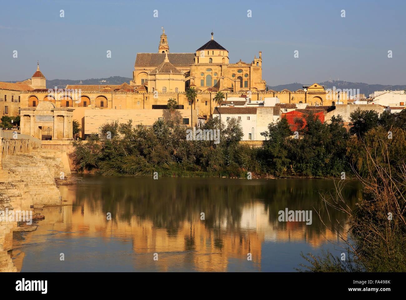 Fiume Rio Guadalquivir e storica Cattedrale Mezquita di edifici, Grande Moschea, Cordoba, Spagna Foto Stock