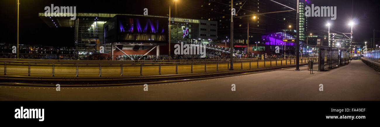 Notte Vista panoramica su Bimhuis Jazz Hall di Amsterdam (Olanda Settentrionale, Paesi Bassi) Foto Stock