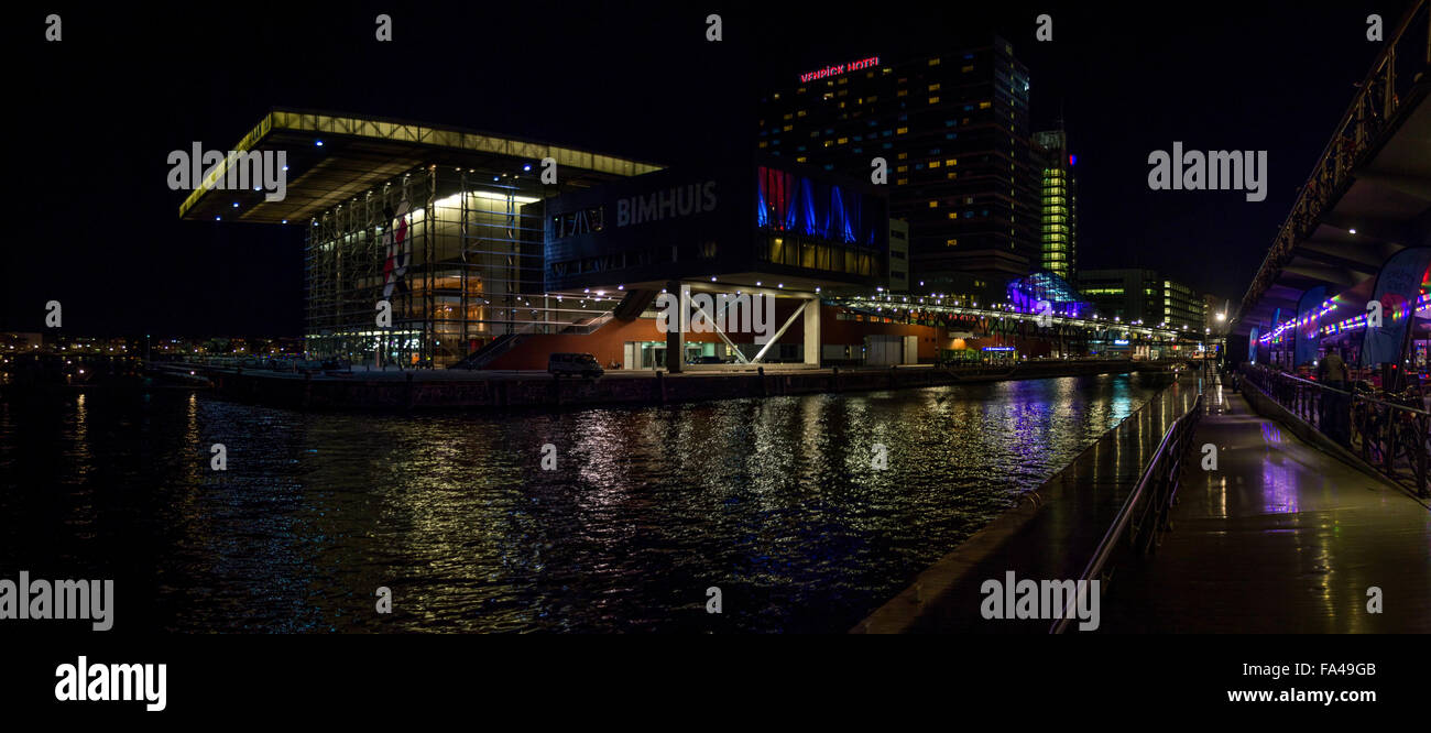 Notte Vista panoramica su Bimhuis Jazz Hall di Amsterdam (Olanda Settentrionale, Paesi Bassi) Foto Stock