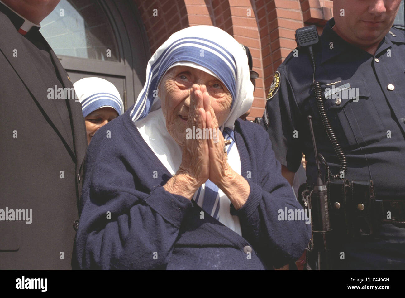 Madre Teresa tenere le mani insieme nella preghiera durante la sua visita a Atlanta, Ga. su Giugno 15, 1995 a benedire il aids hospice casa aperta dal suo suore della Congregazione delle Missionarie della Carità Foto Stock