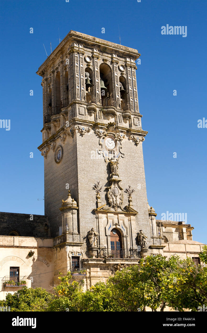 Torre della chiesa di Santa Maria de la Asunción, Plaza del Cabildo, villaggio di Arcos de la Frontera, Spagna Foto Stock