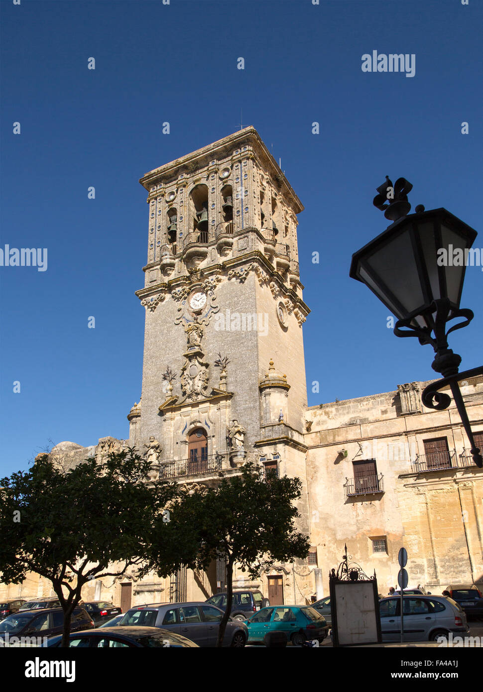Torre della chiesa di Santa Maria de la Asunción, Plaza del Cabildo, villaggio di Arcos de la Frontera, Spagna Foto Stock