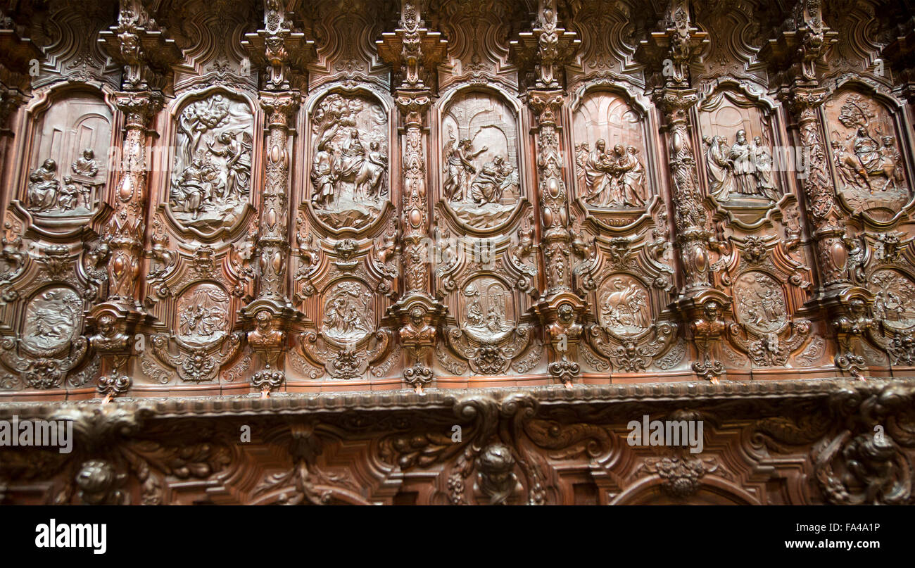 Finemente scolpito in legno di mogano nel coro del duomo si spegne da Pedro Duque Cornejo, Cordoba, Spagna Foto Stock