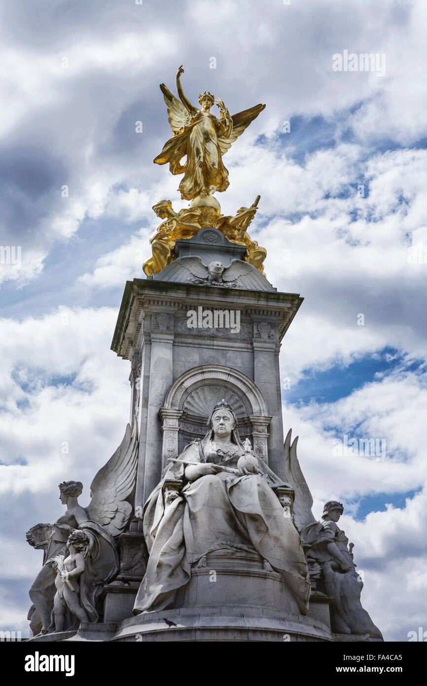 Queen Victoria Memorial statua, di fronte a Buckingham Palace, London, Regno Unito. Scultore: Sir Thomas Brock. London street statua. Foto Stock