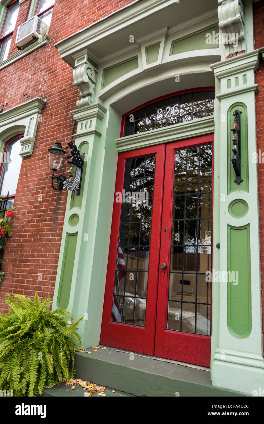 Una colorata Vecchia in stile vittoriano porta a Pittsburgh, Pennsylvania 'Lato nord' Quartiere. Foto Stock