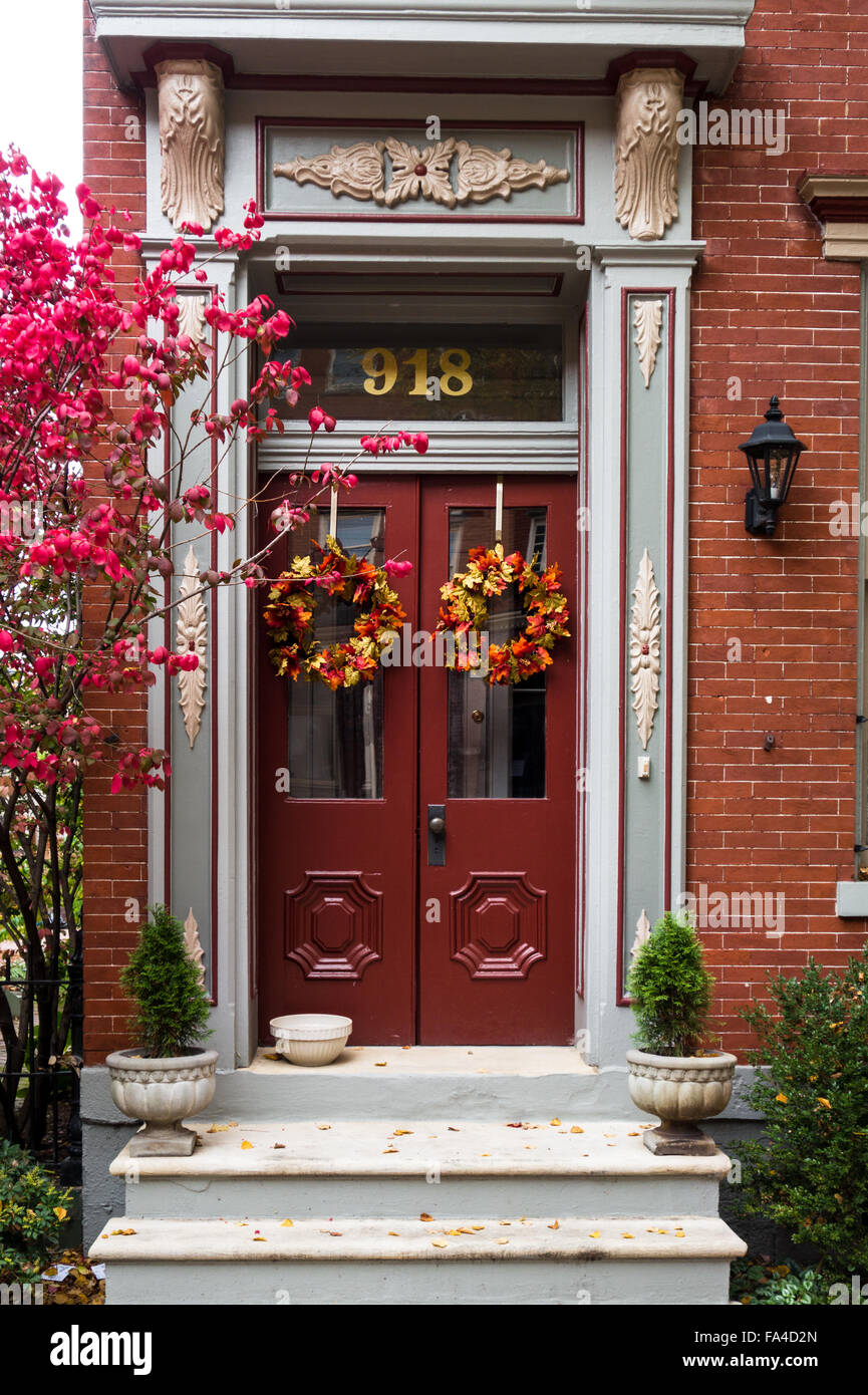 Una colorata Vecchia in stile vittoriano porta a Pittsburgh, Pennsylvania 'Lato nord' Quartiere. Foto Stock