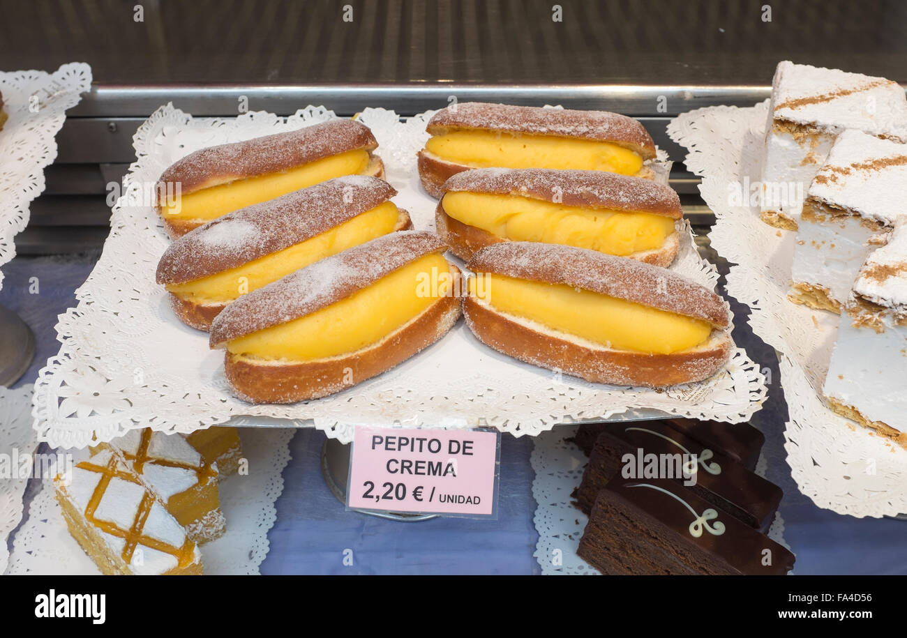 Torte sul display a La Mallorquina pasticceria a Madrid Foto Stock