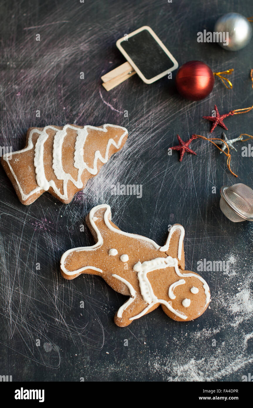 Gingerbread cookies su uno sfondo nero con decorazioni di Natale Foto Stock