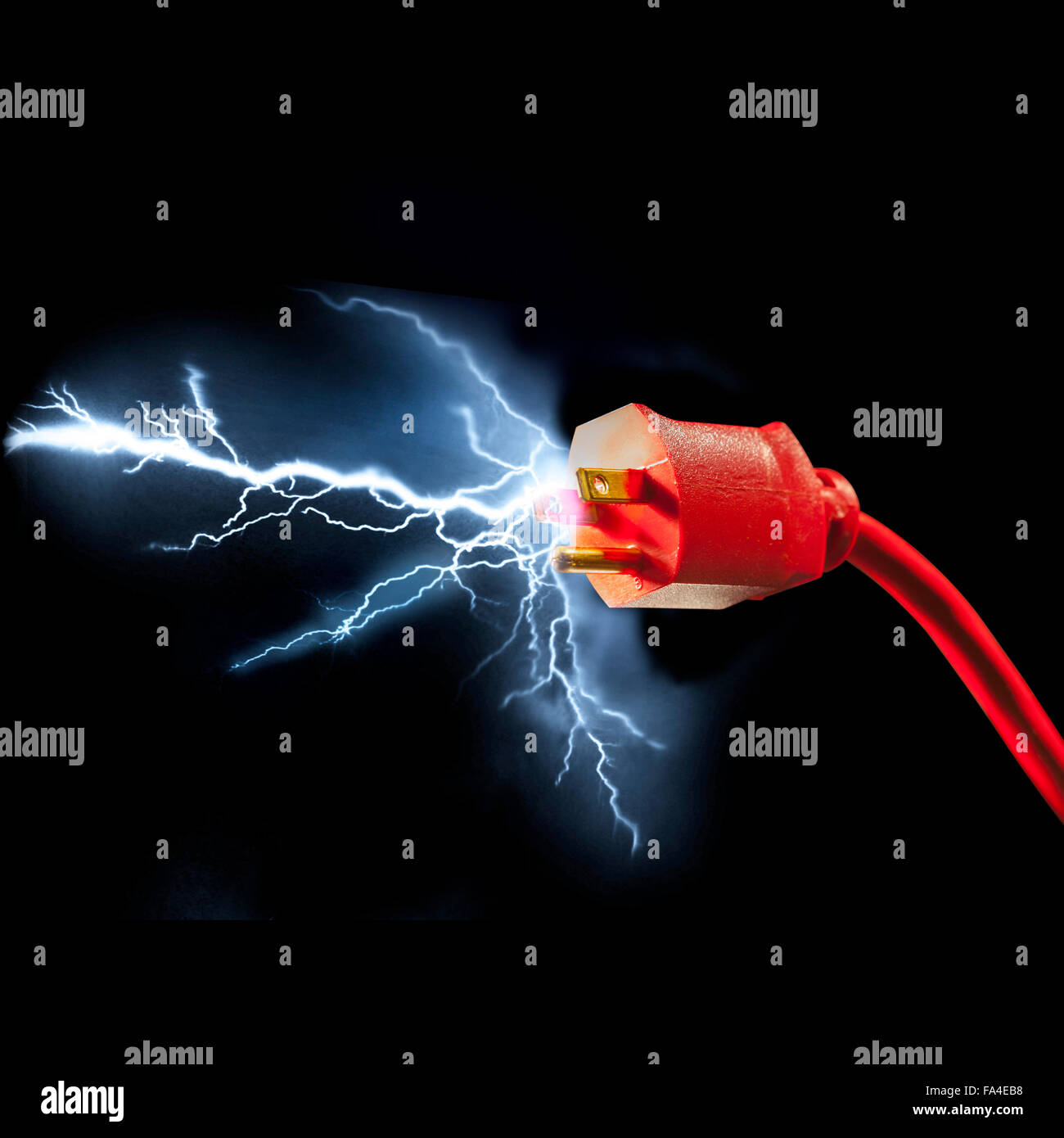 Rosso Spina elettrica con le scintille volano fuori sul grande sfondo nero Foto Stock