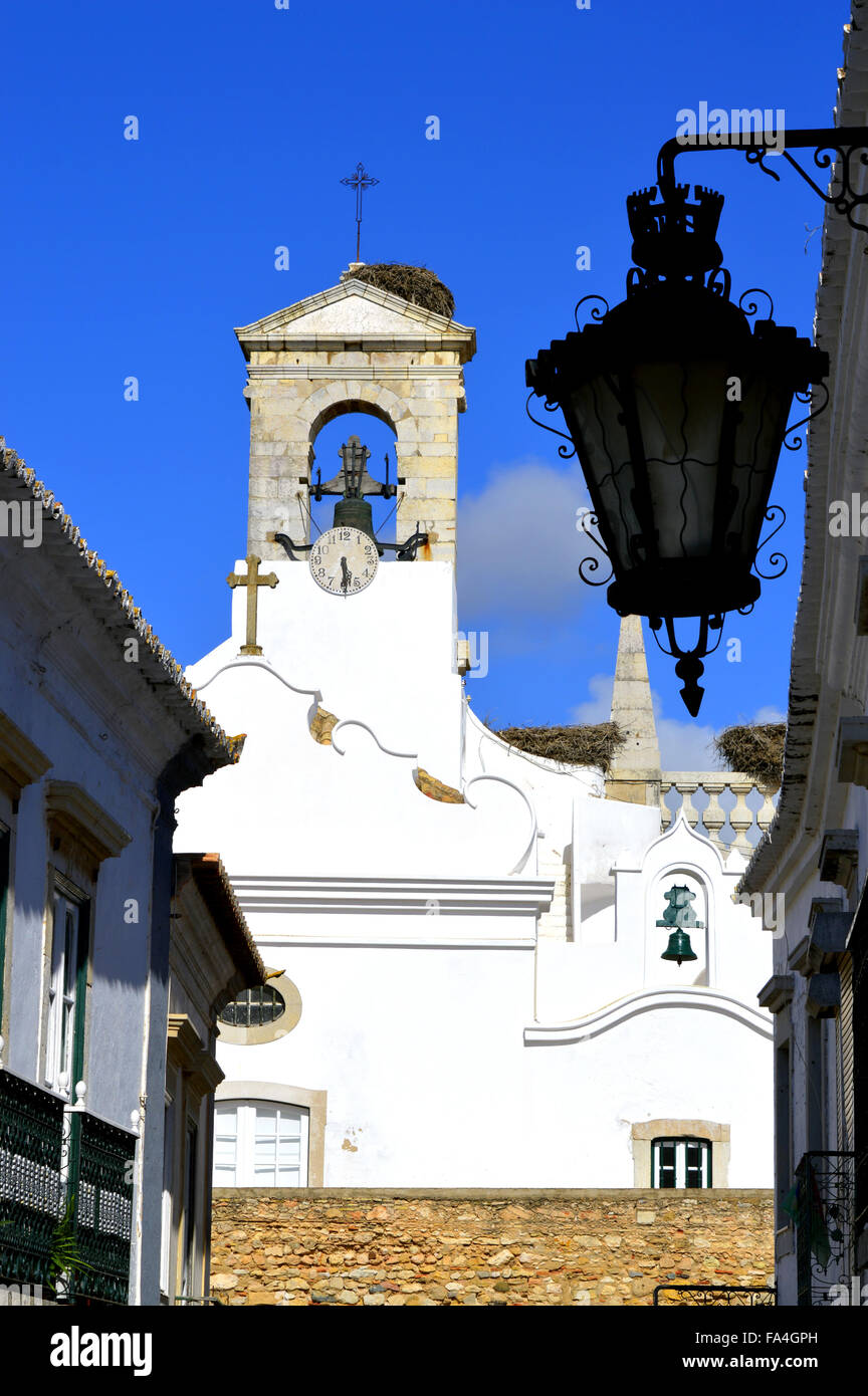 Torre campanaria sul muro di cinta intorno al Faro old town Foto Stock