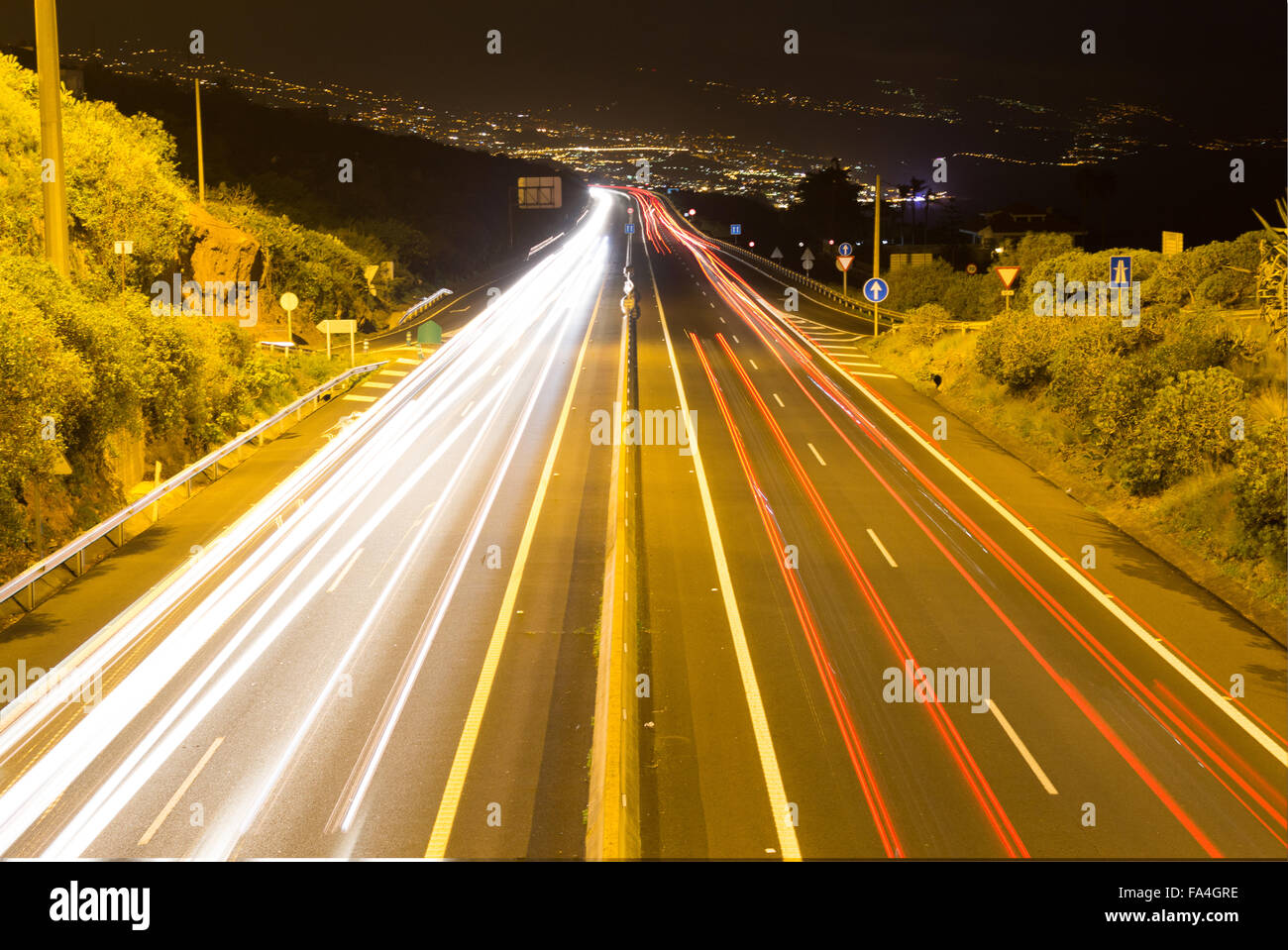 Il traffico autostradale di notte - una lunga esposizione auto luci su strada Foto Stock