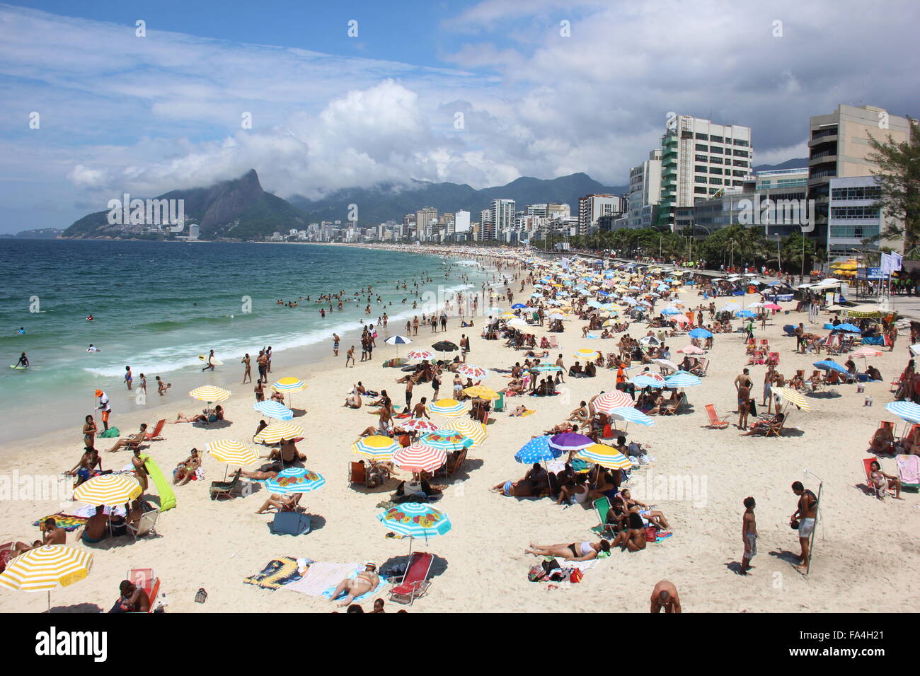 Rio de Janeiro, Brasile, 20 Dicembre 2015: con calore nell'intervallo di 30-35 gradi Celsius, la gente del posto e i turisti hanno affollato le spiagge del sud della città e ci siamo goduti il mare acque limpide e pulite e hanno approfittato della soleggiata domenica. Copacabana, Ipanema, Leblon e Arpoador sono le spiagge preferite. Credito: Luiz Souza/Alamy Live News Foto Stock