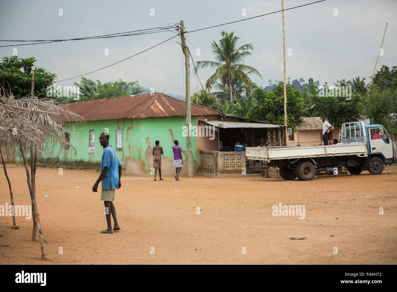 Scena di vicinato - Fotobi villaggio, a sud-est del Ghana. Foto Stock