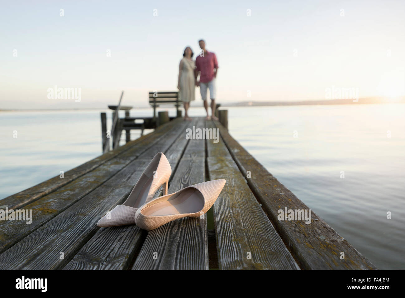Calzatura vestito con coppia matura in piedi sul molo, Baviera, Germania Foto Stock