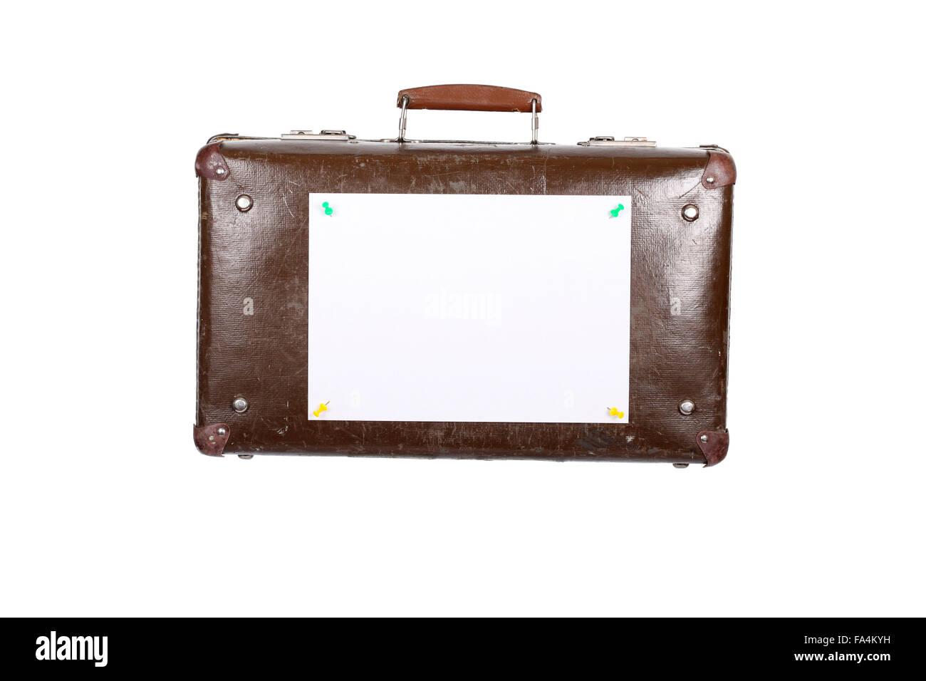Vecchia valigia isolato su sfondo bianco con lettera vuota Foto Stock
