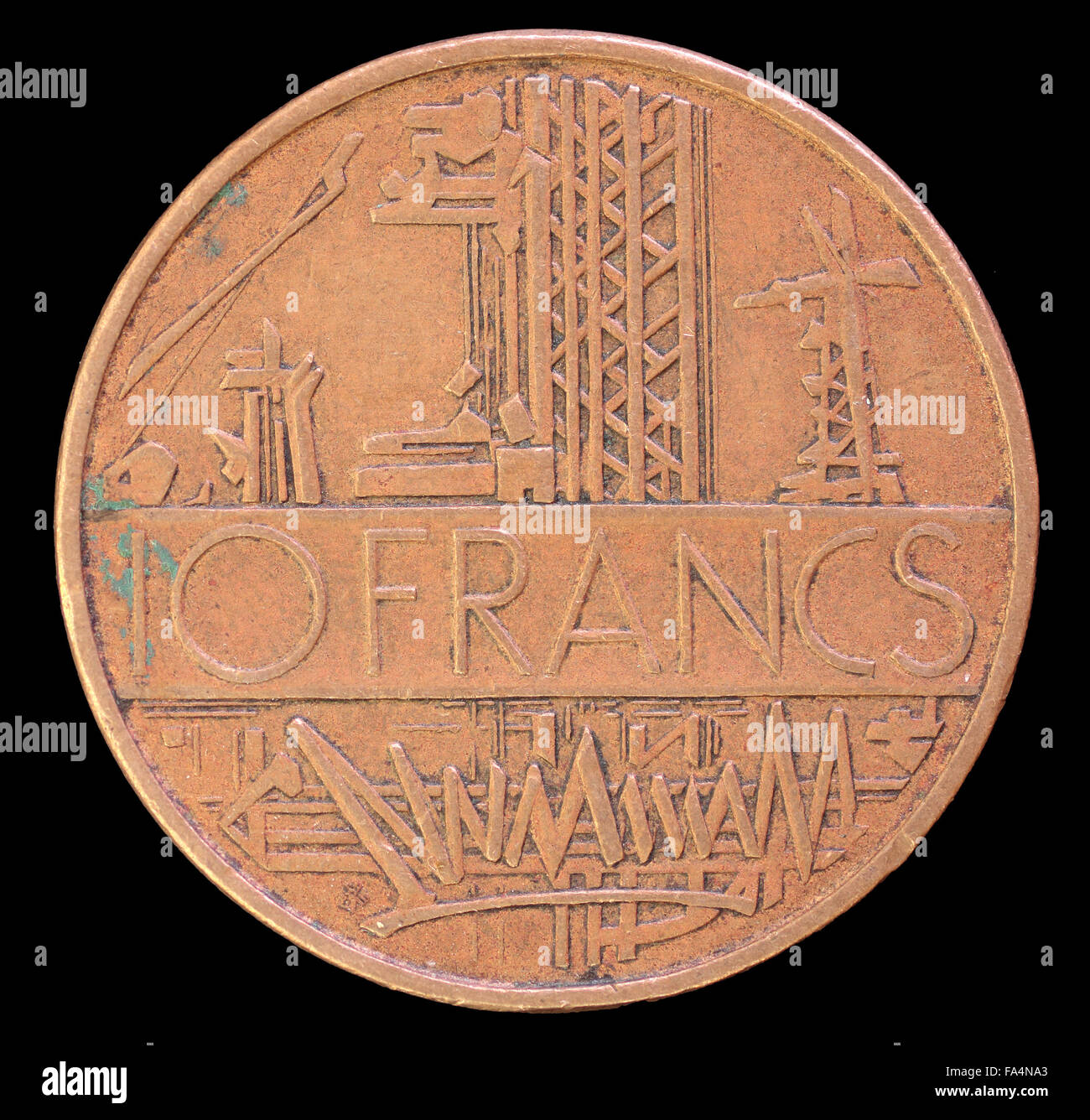 La faccia di coda di 10 franchi, monete emesse dalla Francia nel 1975, raffigurante l'industria in background. Immagine isolata su sfondo nero Foto Stock