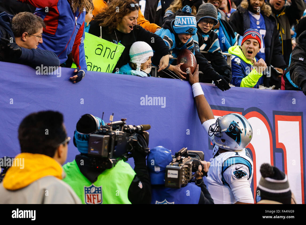 La Meadowlands, NJ, Stati Uniti d'America. Xxi Dec, 2015. NJ, Carolina Panthers quarterback Cam Newton #1 mani la palla a un giovane fan dopo le pantere segnato un touchdown contro New York Giants in un gioco di NFL su dicembre 21, 2015, a Metlife Stadium di Meadowlands, NJ. Le Pantere sconfitto il Giants 38-35. Margaret Bowles/CSM/Alamy Live News Foto Stock