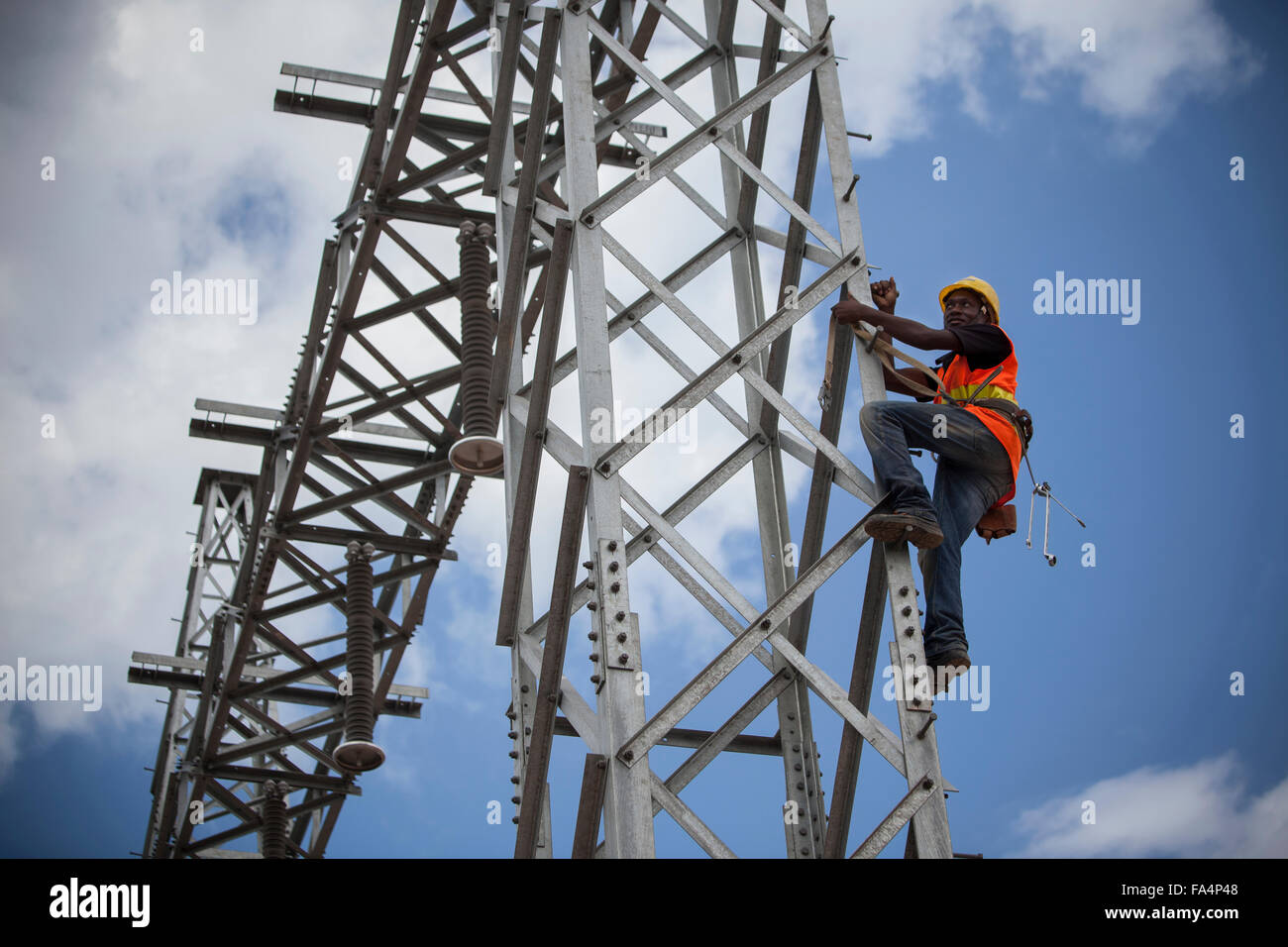 Un ingegnere elettrico gestisce apparecchiature a Mtoni stazione di servizio a Zanzibar, Tanzania Africa Orientale. Foto Stock