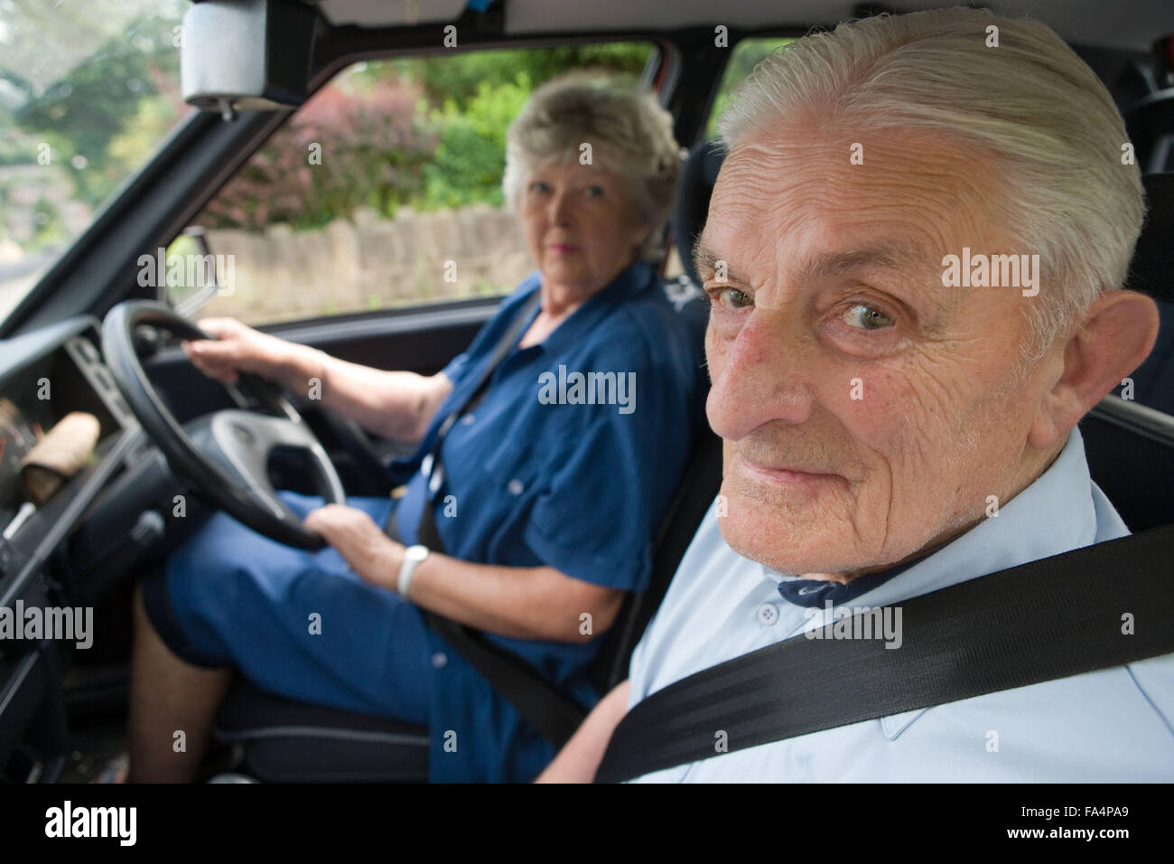 Donna anziana alla guida di una vettura, Foto Stock