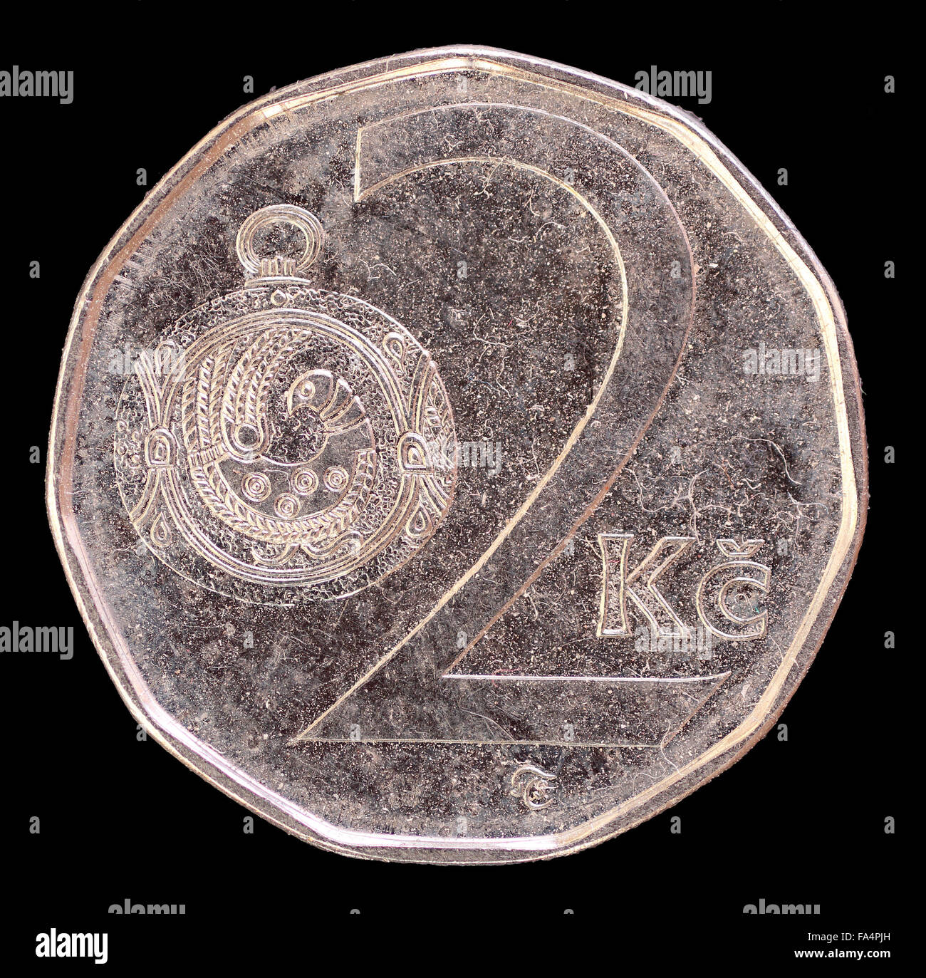 La faccia di coda di 2 corone coin, rilasciati dalla Repubblica ceca nel 2009, raffigurante un grande pulsante di Moravian-gioiello. Immagine isolata su bla Foto Stock